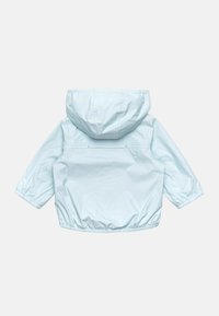 Giacca con cappuccio di colore azzurro chiaro, con polsini e vita elasticizzati. Materiale liscio e idrorepellente, design semplice e dettaglio della tasca sul retro.