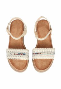 Sandali beige con cinturini intrecciati, dotati di una fascia decorata con dettagli blu e rossi e una soletta marrone texturizzata.