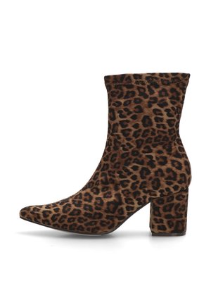 Botín de tobillo con estampado de leopardo y punta afilada, hecho de tela suave, con un tacón ancho para mayor estabilidad.