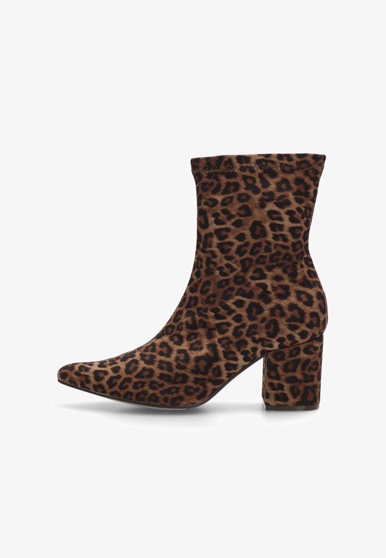 Botín de tobillo con estampado de leopardo y punta afilada, hecho de tela suave, con un tacón ancho para mayor estabilidad.