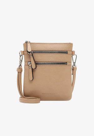 Sac en cuir beige à bandoulière avec deux poches zippées, une sangle réglable et des accents en argent. Texture lisse et design minimaliste.
