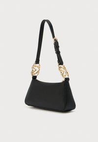 Μαύρη δερμάτινη τσάντα χειρός με υφή, τριγωνικό σχήμα και διακοσμητικά σε χρυσό τόνο στο ιμάντα ώμου. Κλείσιμο με φερμουάρ στην κορυφή.