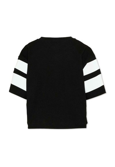 Chemise noire à manches courtes avec deux larges bandes horizontales blanches sur chaque manche, vue de dos.