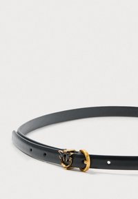 Črn usnjen pas s tankim dizajnom, ki vključuje podrobnost v obliki metulja v zlatem tonu in okroglo zaponko za zapiranje. Gladka tekstura z luknjami za prilagoditev.