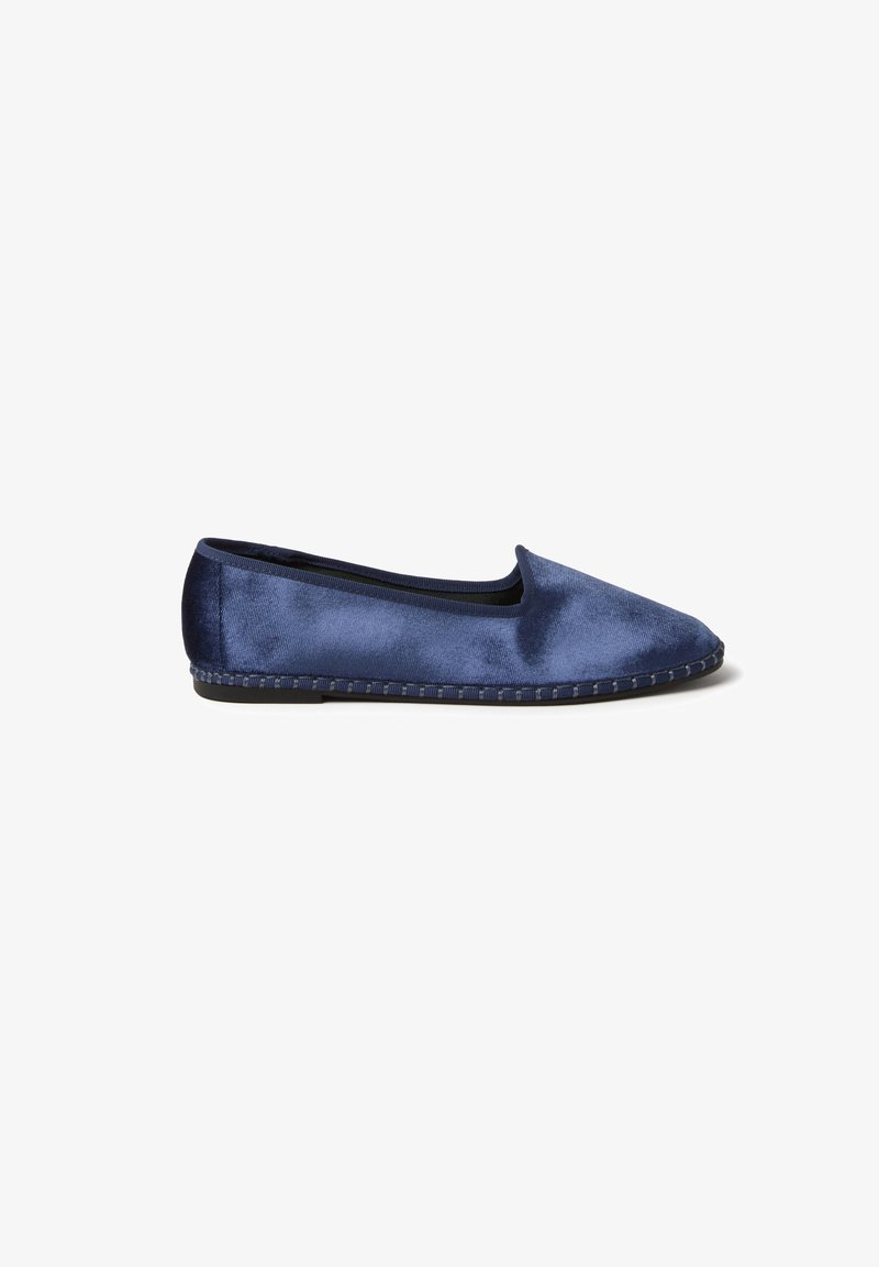 Marineblauer Samt-Slipper mit schwarzem Besatz und flacher Sohle, seitlich auf weißem Hintergrund dargestellt.