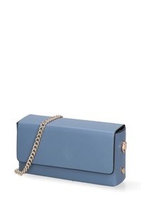 Clutch bag rettangolare blu realizzata in pelle liscia, con tracolla in catena dorata e chiusura a scatto magnetico. Accenti testurizzati sui bordi.
