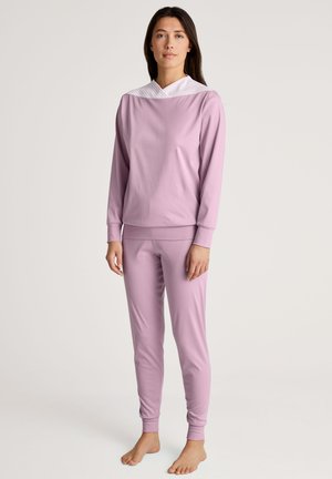 Hellblau-lila zweiteiliges Loungewear-Set aus weichem Stoff. Langärmliges Oberteil mit einem weißen gestreiften Kragen; enganliegende Hose. Glatte Textur.