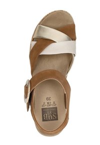 Braune, weiße und metallisch goldene Sandale mit geschwungenen Riemen, runder Schnalle und strukturiertem Fußbett. Offenzehendesign, flache Sohle.