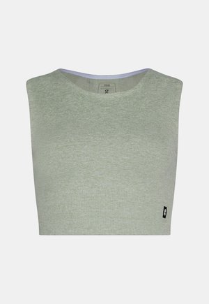 Svetlozelený bezrukávový pletený krátky top s okrúhlym výstrihom a malou čiernou značkovou štítkou pri spodnom okraji.