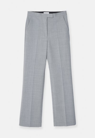 Szare szerokie spodnie wykonane z teksturowanej tkaniny, z płaskim przodem, bocznymi kieszeniami i prostymi szwami, które nadają elegancki wygląd.