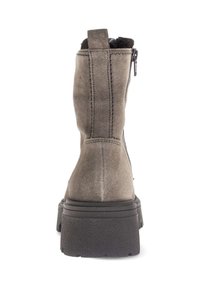 Grijze suede enkellaars met een gestructureerde afwerking, achterrits en een stevige zwarte rubberen zool voor stabiliteit. Versterkte stikseldetails zichtbaar.