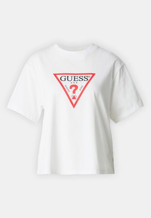 T-shirt bianca in cotone con una vestibilità ampia, caratterizzata da un logo triangolare rosso con testo nero. Maniche corte e scollo rotondo.