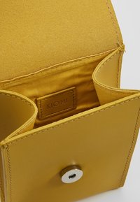 KIOMI Bältesväska - yellow