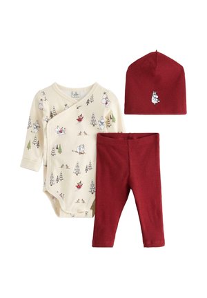 Bebisklädesset som innehåller en krämfärgad bodysuit med lång ärm och skogsmönster, matchande burgundy leggings och en ribbad burgundy mössa.