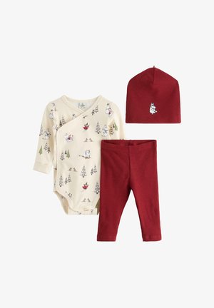 Baby kleding set met een crèmekleurige lange mouwen romper met bosmotieven, bijpassende bordeauxrode leggings en een geribde bordeauxrode muts.