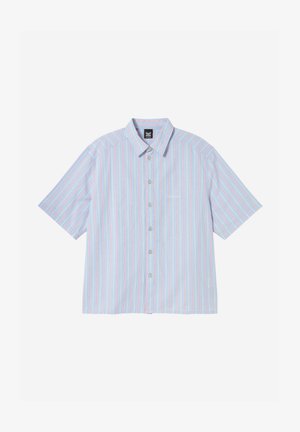 Hele sinine lühikeste varrukatega triiksärk, millel on vertikaalsed valged ja punased triibud ning klassikaline krae.