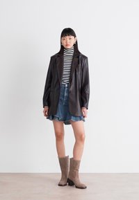 Coccinelle Botas con plataforma - warm taupe