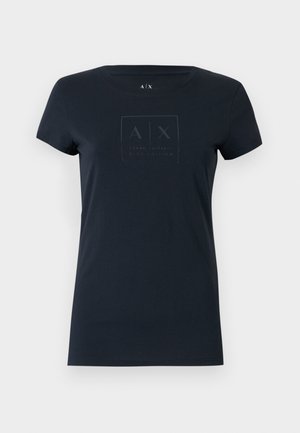 T-shirt in cotone blu navy con scollatura rotonda, maniche corte e un logo frontale racchiuso in un contorno rettangolare. Tessuto morbido, vestibilità casual.