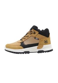 Zapatillas altas en marrón y negro, fabricadas con materiales de malla y sintéticos, que presentan un diseño con cordones, suela de goma y detalle de logo.