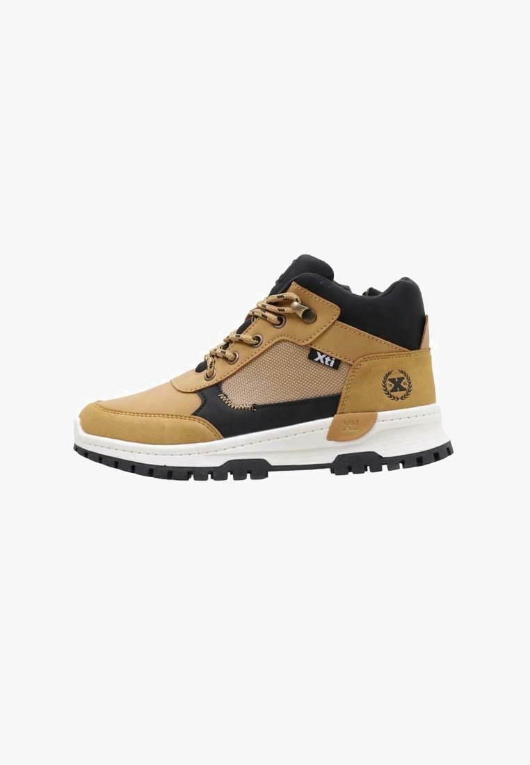 Zapatillas altas en marrón y negro, fabricadas con materiales de malla y sintéticos, que presentan un diseño con cordones, suela de goma y detalle de logo.