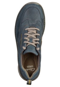 Sneaker in pelle blu con accenti beige, punta rotonda, lati perforati e linguetta imbottita. Presenta lacci grigi chiari e un sottopiede imbottito.