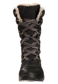 Bota negra impermeable con cordones grises, cuello de piel sintética, puntera redonda y suela de goma duradera con textura antideslizante.