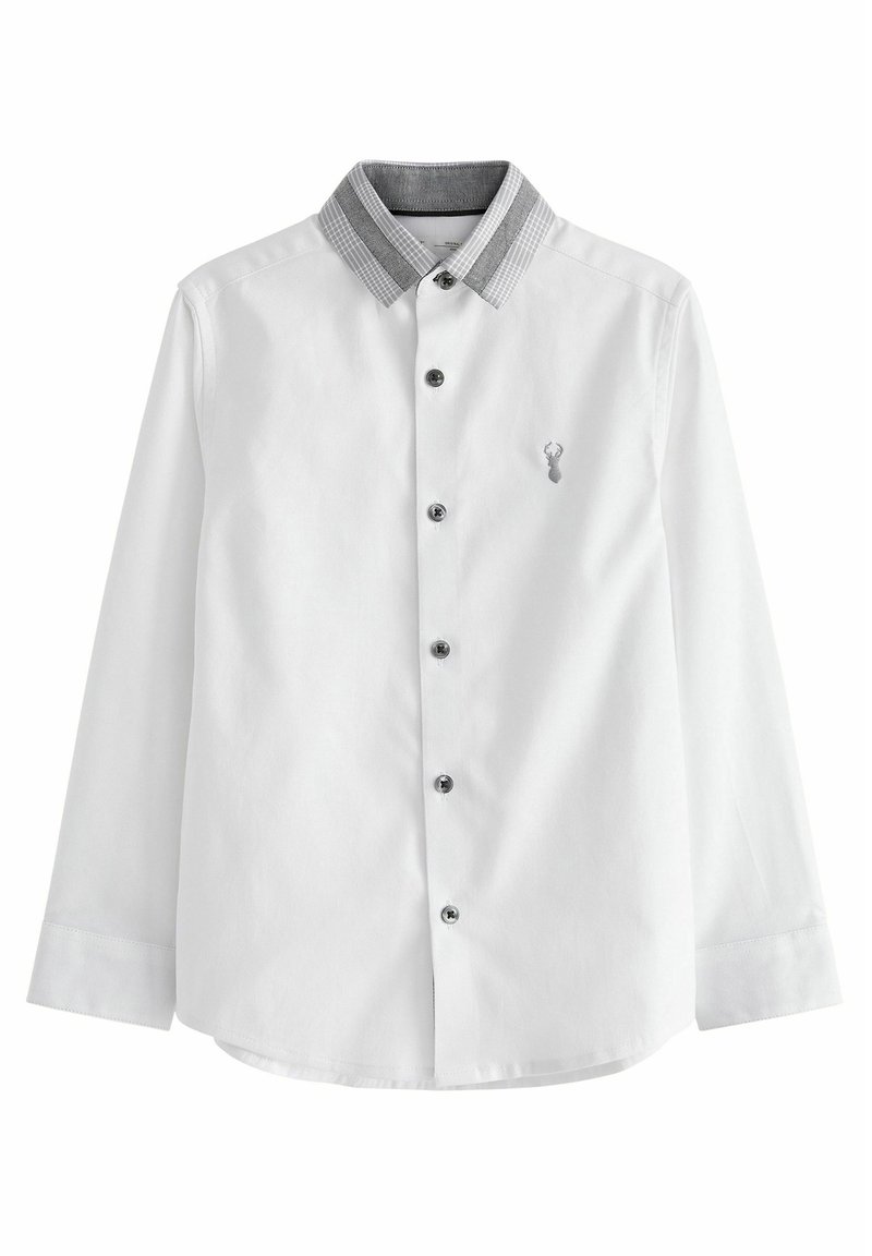 Chemise blanche à manches longues avec boutons noirs, col à carreaux gris et petit logo de cerf brodé sur la poitrine gauche.