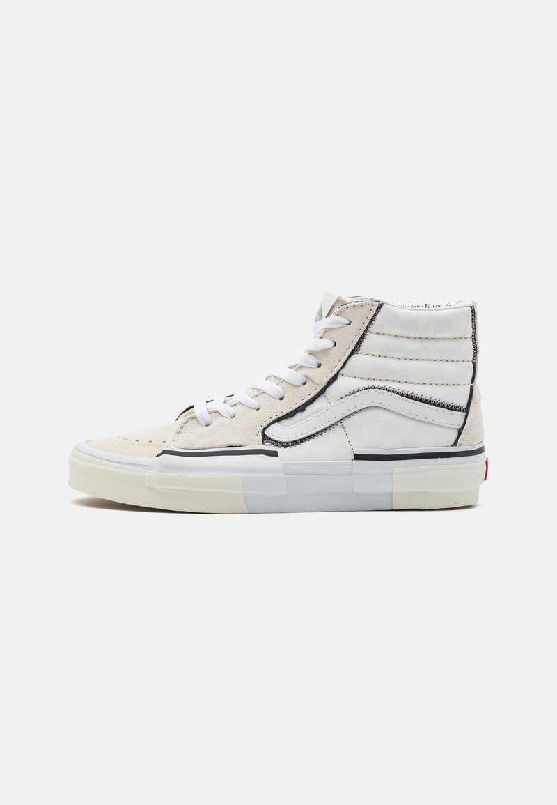 Høje sneakers i off-white ruskind og lærred. Har sorte syninger, hvide snørebånd og en struktureret gummisål med rød accent.