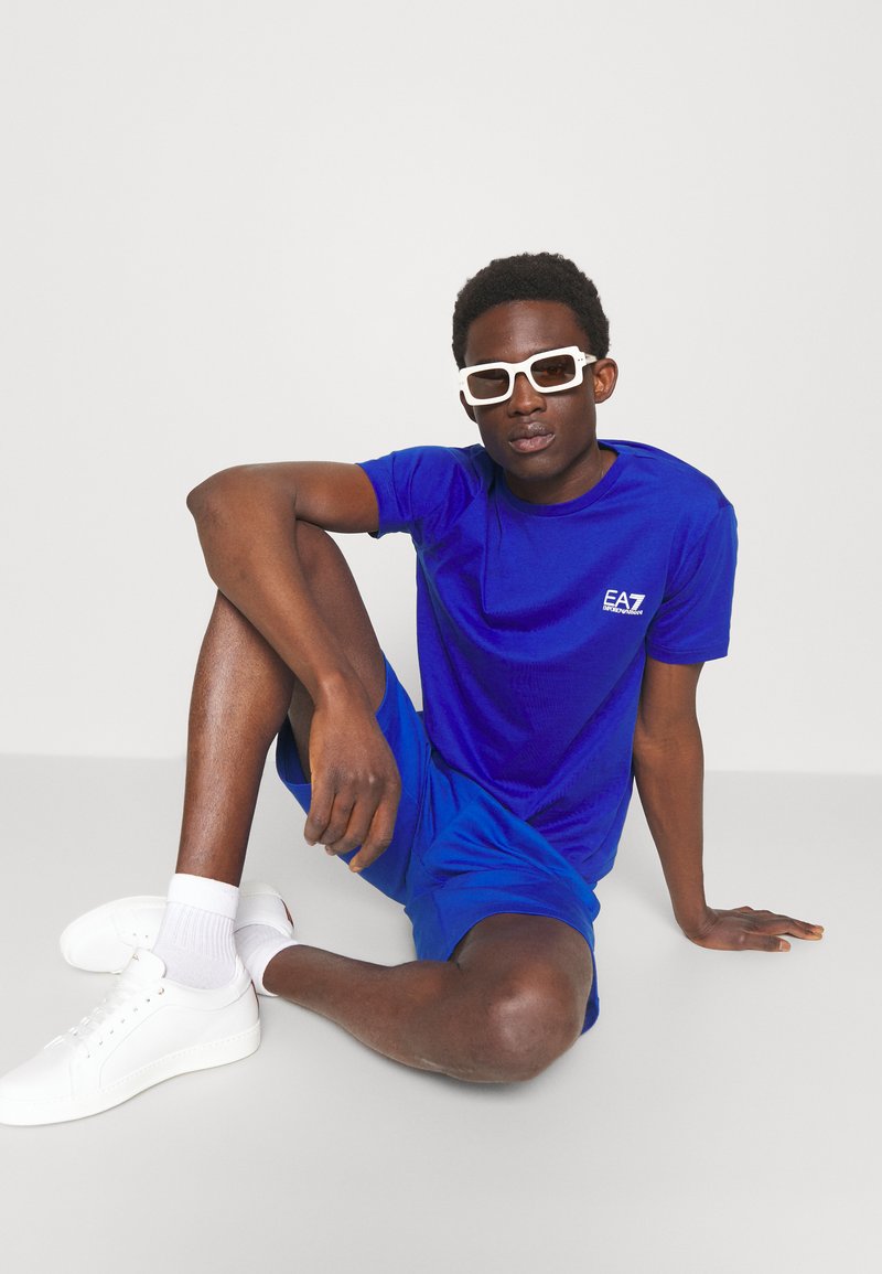Herren Trainingsanzüge | EA7 Emporio Armani BERMUDA Jogginghose royal blue/royal - CV73842 Herren Trainingsanzüge | EA7 Emporio Armani BERMUDA Jogginghose royal blue/royal - CV73842