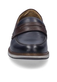 Ciemnoniebieski skórzany but z brązowym paskiem na górze; ma okrągły czubek i niską, teksturowaną brązową podeszwę z białymi akcentami.