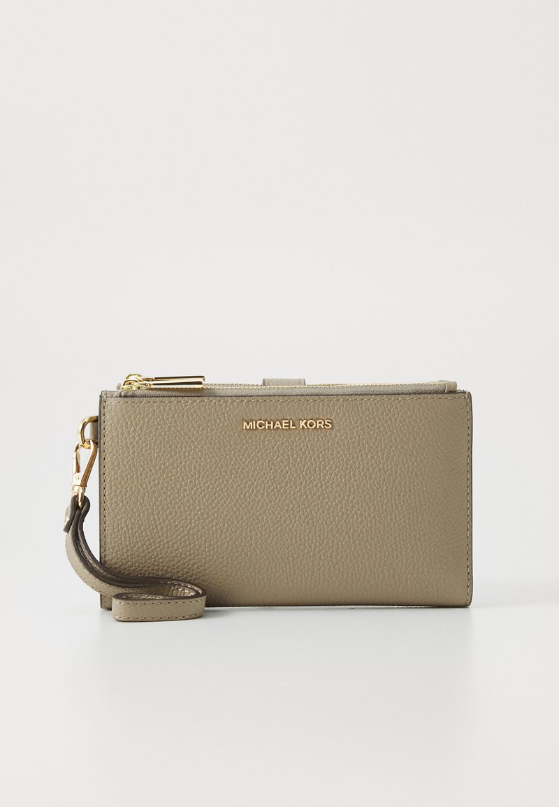 Olivengroene leren portemonnee met een textuurafwerking, gouden hardware, ritssluiting en een afneembare polsstrap. Michael Kors-logo weergegeven.