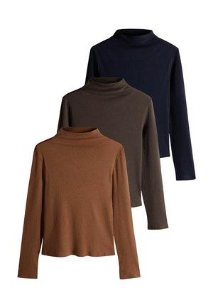 Trois hauts à col roulé côtelés à manches longues en marron, olive foncé et bleu marine, disposés en une présentation superposée en couches.