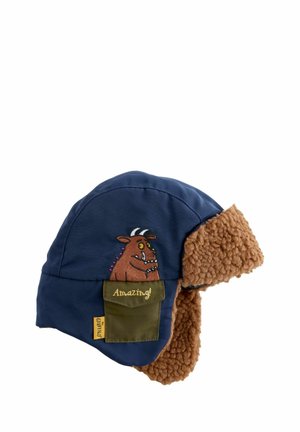 Marineblaue Wintermütze mit braunem Kunstpelzbesatz, auf der ein gestickter Charakter und ein grünes Patch mit dem Wort "Amazing!" aufgenäht sind.