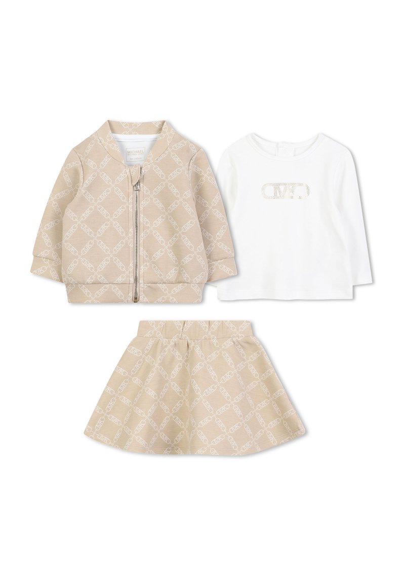 Ensemble de trois vêtements pour enfants : veste zippée beige à motifs, chemise à manches longues blanche avec logo et jupe beige assortie.