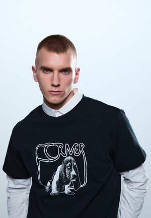 Former COOPERATION - Nyomott mintás póló - black