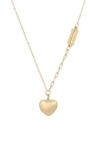 Collana in oro con pendente a forma di cuore liscio e un link asimmetrico vicino al gancio su uno sfondo bianco.
