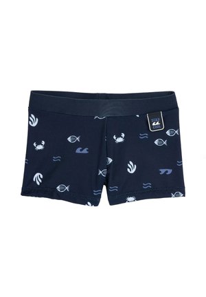 Mørkeblå badebukser med hvide marine mønstre, herunder fisk, krabber, bølger og tang, med en "Stay Cool"-mærkat på taljebåndet.