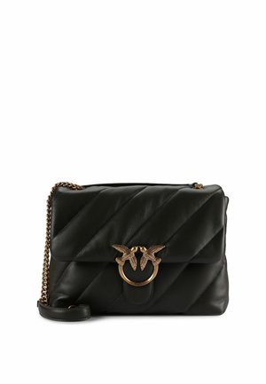Borsa a mano in pelle trapuntata nera con tracolla a catena dorata e chiusura dorata con due uccelli che si guardano su un anello.