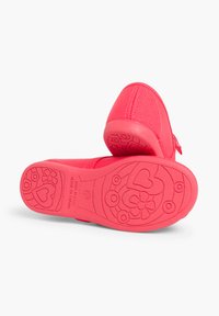 Pantofii slip-on din pânză roz, cu o talpă din cauciuc texturată, prezentând modele florale și inimi. Designul include un vârf rotund și o finisare netedă.