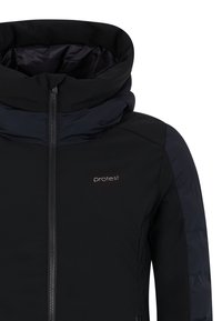 Veste d'hiver noire et bleu marine foncé avec col montant, fermeture éclair avant et logo "protest" sur la poitrine gauche.