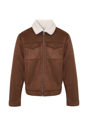 Bruine faux suede jas met een witte faux fur kraag, frontale ritssluiting en twee borstzakken. Soepele textuur en een ontspannen pasvorm.