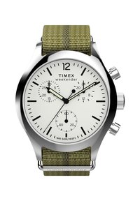 Montre Timex Weekender avec un boîtier en acier inoxydable argenté, un cadran blanc, des marquages noirs et un bracelet en tissu rayé vert. Fonction chronographe visible.