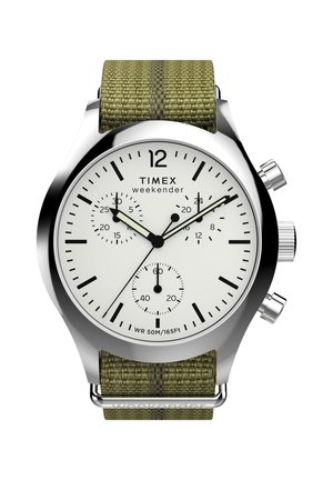 Montre Timex Weekender avec un boîtier en acier inoxydable argenté, un cadran blanc, des marquages noirs et un bracelet en tissu rayé vert. Fonction chronographe visible.