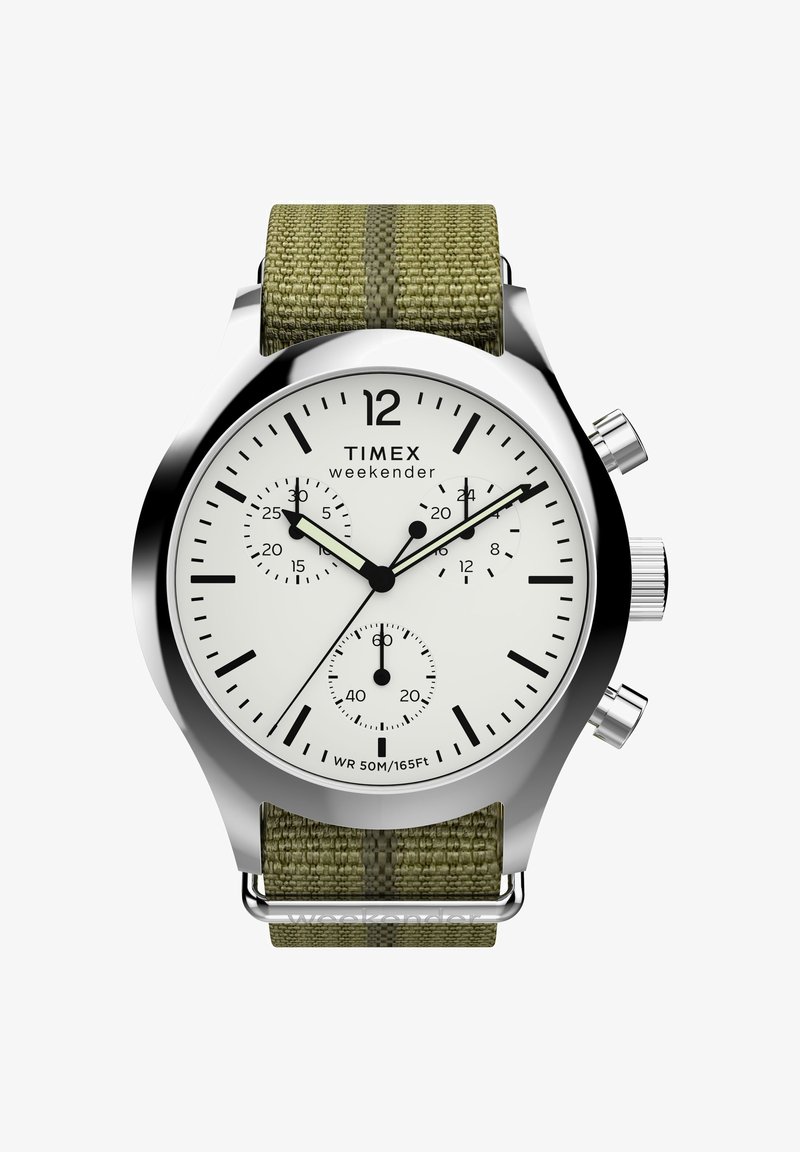Timex Weekender kell peegelsilindrisel roostevabast terasest korpusel, valge nägu, mustade märkidega ja rohelise triibulise kangast rihmaga. Nähtavad on kronograafi omadused.