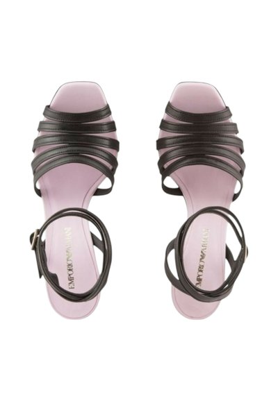 Sandali neri con cinturini e soletta rosa. Materiale liscio, design open toe, cinturino alla caviglia con fibbia e più cinturini orizzontali che attraversano il piede.