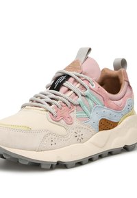 Wielokolorowe sneakersy z mieszanką zamszu i skóry w odcieniach różu, niebieskiego, kremowego i brązowego, z teksturowanymi akcentami i gumową podeszwą.