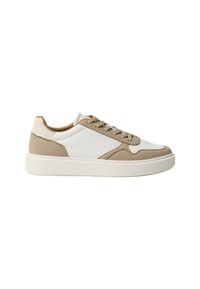 Beige-weiße Sneaker mit einem oberen Material aus strukturiertem Stoff, glatten Akzenten, runder Spitze und einer weißen Gummisohle. Ausgestattet mit einer Schnürung und einem schlanken Profil.