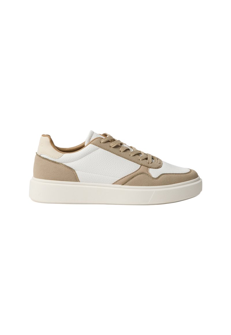 Beige-weiße Sneaker mit einem oberen Material aus strukturiertem Stoff, glatten Akzenten, runder Spitze und einer weißen Gummisohle. Ausgestattet mit einer Schnürung und einem schlanken Profil.