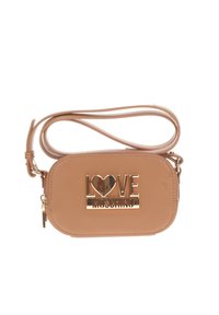 Borsa a tracolla color tan realizzata in materiale liscio, con logo "LOVE" in tonalità oro e accento a forma di cuore. Include una tracolla removibile e chiusura con zip.