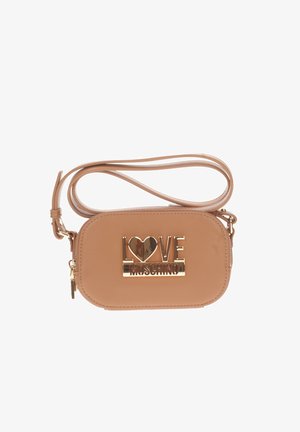 Borsa a tracolla color tan realizzata in materiale liscio, con logo "LOVE" in tonalità oro e accento a forma di cuore. Include una tracolla removibile e chiusura con zip.